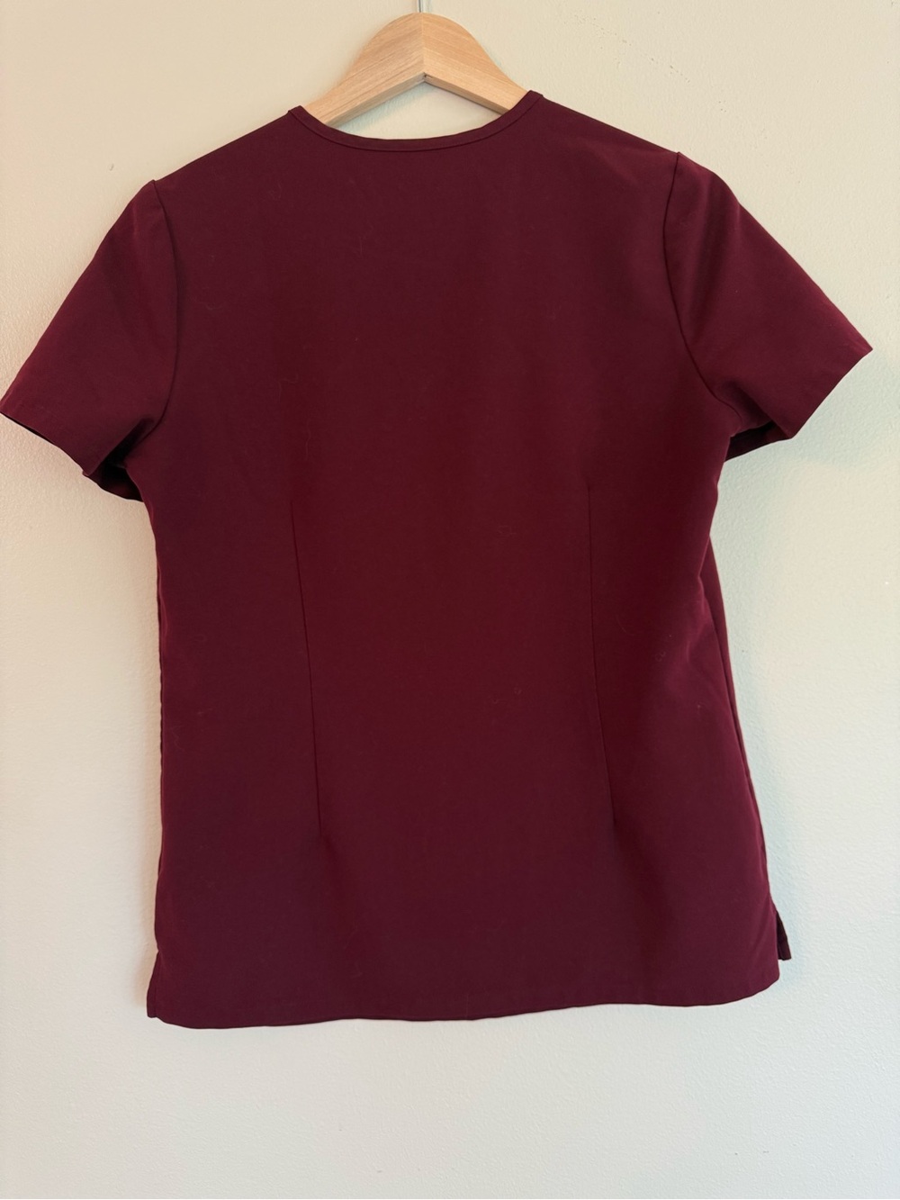 Figs Catarina Burgundy One Pocket V-Neck Women's Scrub Top Style FW1000 Size XS - Picture 5 of 7
